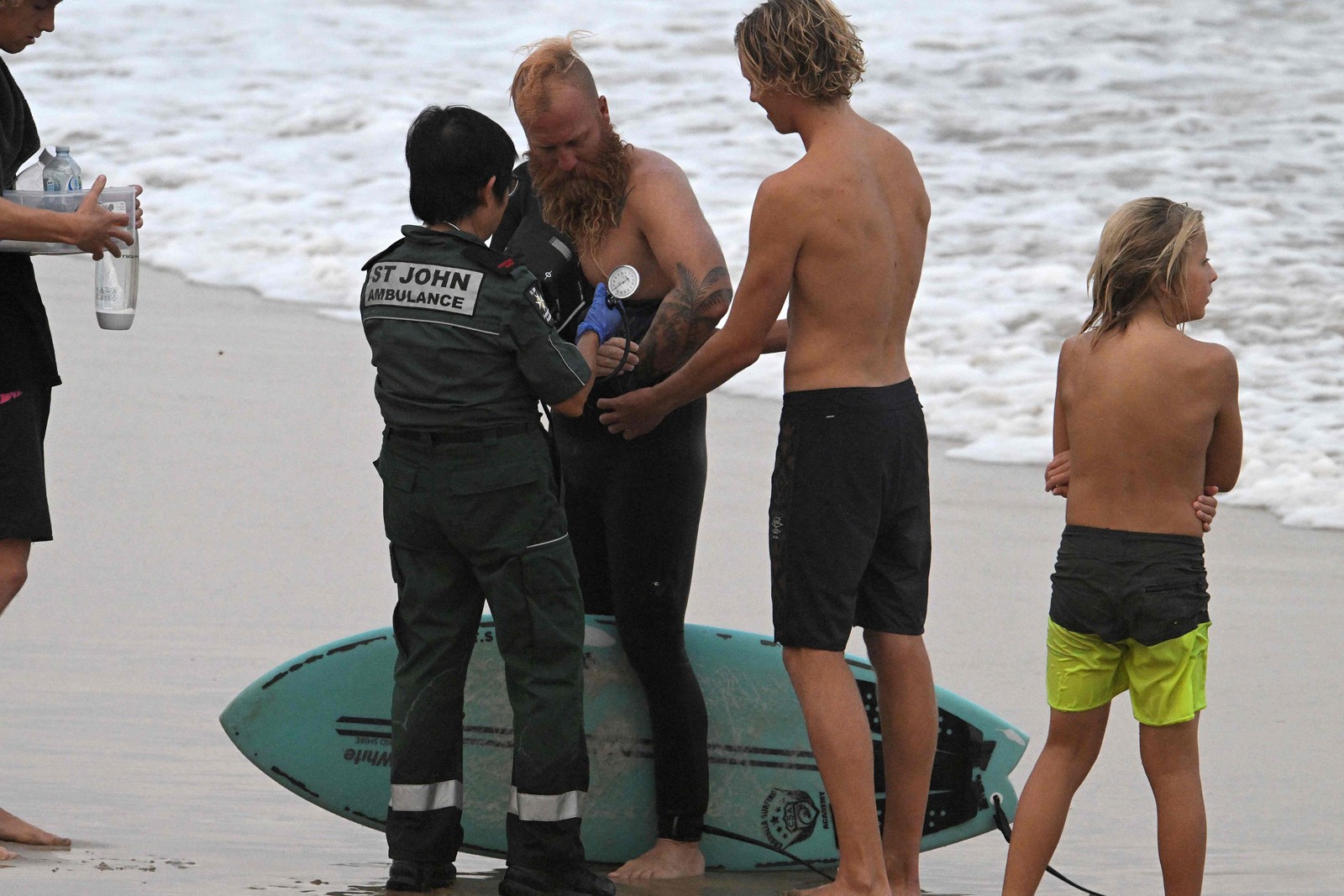 Blake Johnston faz seu check-up médico enquanto se prepara para quebrar o recorde mundial da sessão de surf mais longa em Cronulla Beach, em Sydney, em 16 de março de 2023 — Foto: Saeed Khan / AFP