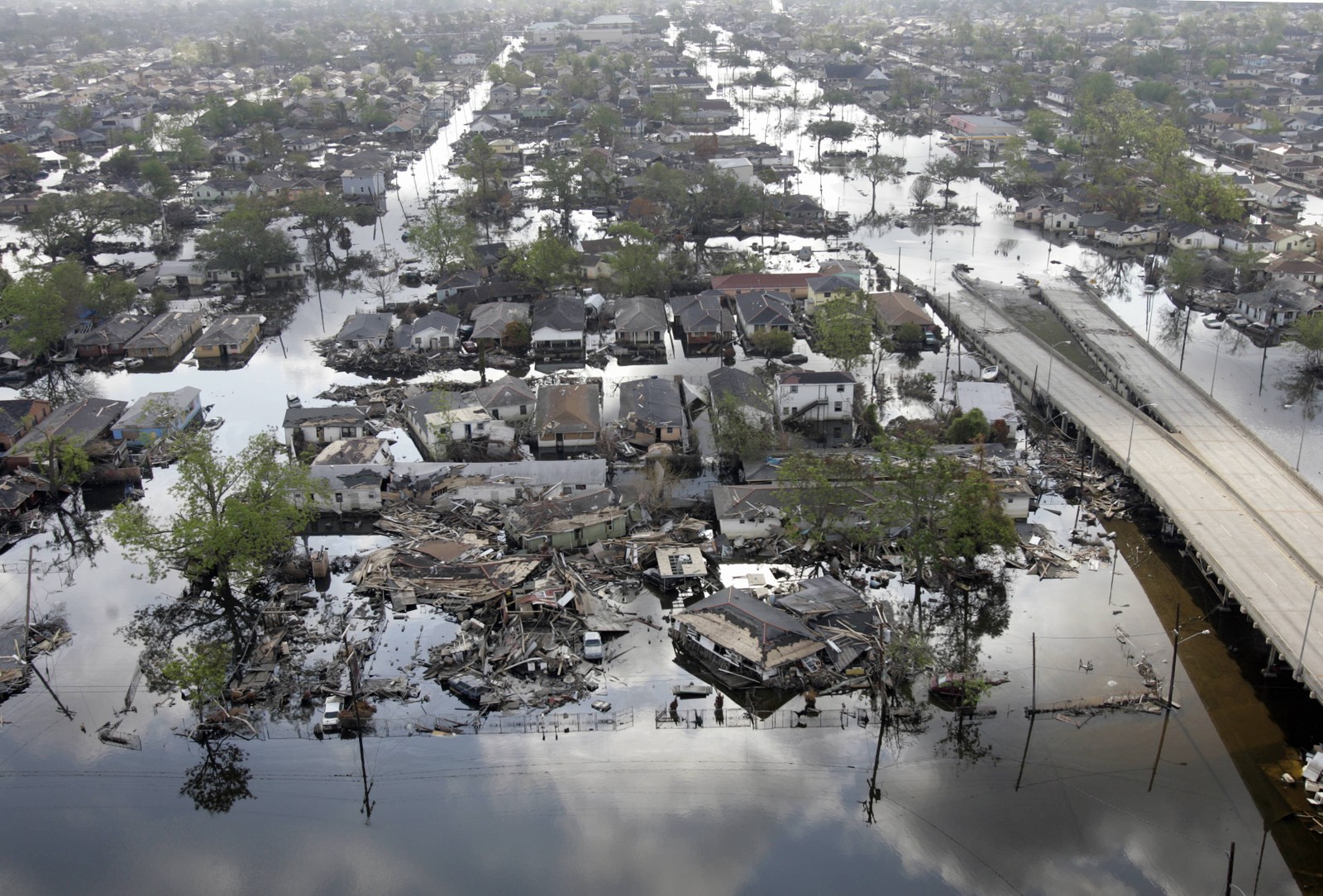 Áreas da Nona Ala, em Nova Orleans, inundadas após os furacões Katrina e Rita. O aumento do nível do mar pode deslocar 280 milhões de pessoas em um cenário otimista de um aumento de 2°C na temperatura global em comparação com a era pré-industrial. Com um aumento previsível da frequência de ciclones, muitas megacidades costeiras, bem como pequenas nações insulares, seriam inundadas todos os anos a partir de 2050AFP