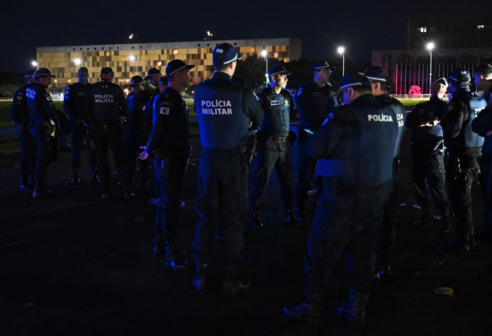 Policiais militares guardam o prédio do Congresso brasileiro na madrugada desta segunda-feira, depois que ele foi invadido por apoiadores do ex-presidente brasileiro Jair Bolsonaro, em Brasília. — Foto: CARL DE SOUZA / AFP