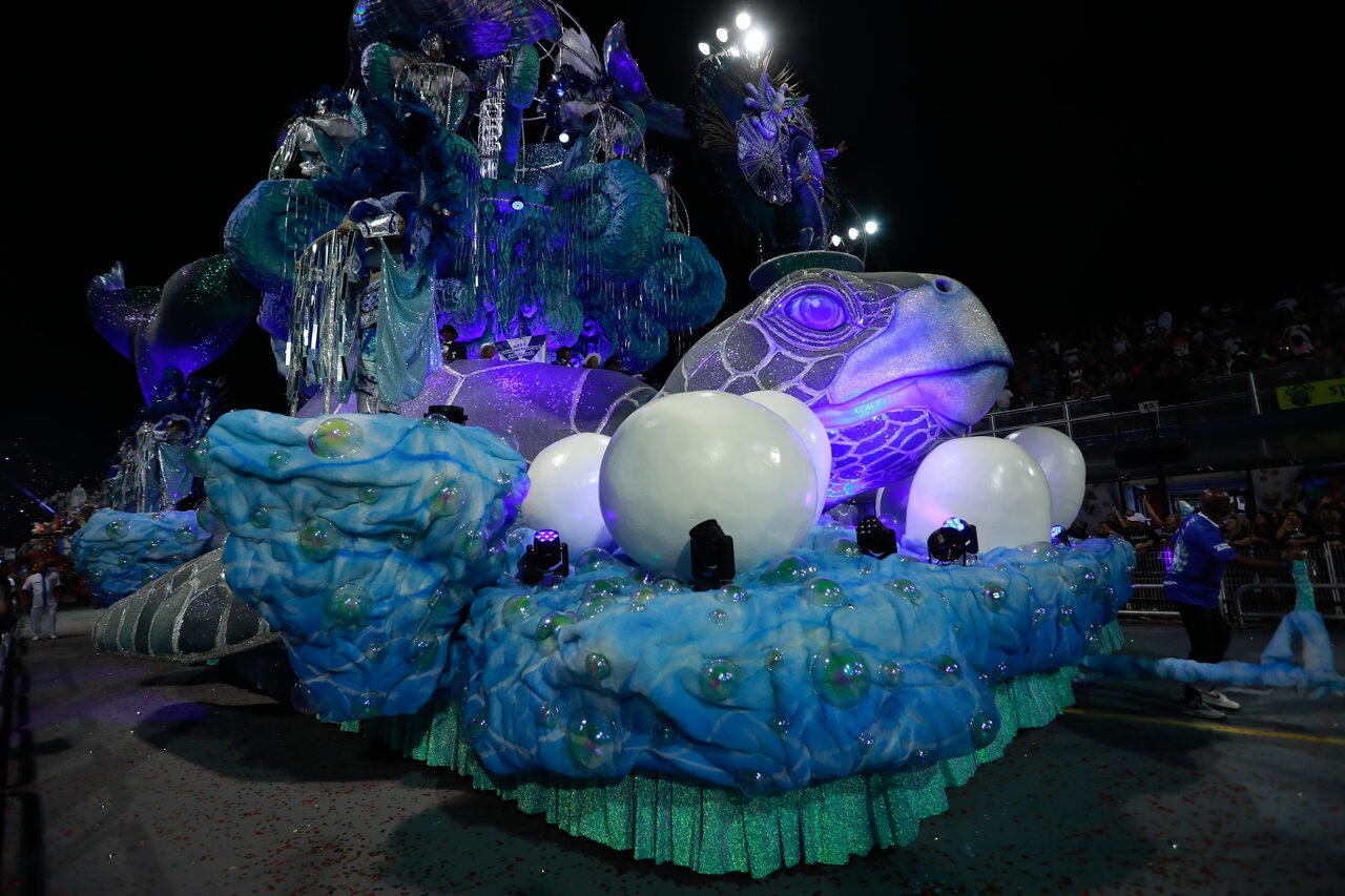 Carro alegórico da Acadêmicos do Tatuapé exaltou a vida marinha da Mata de São João, na Bahia — Foto: Edilson Dantas/Agência O Globo