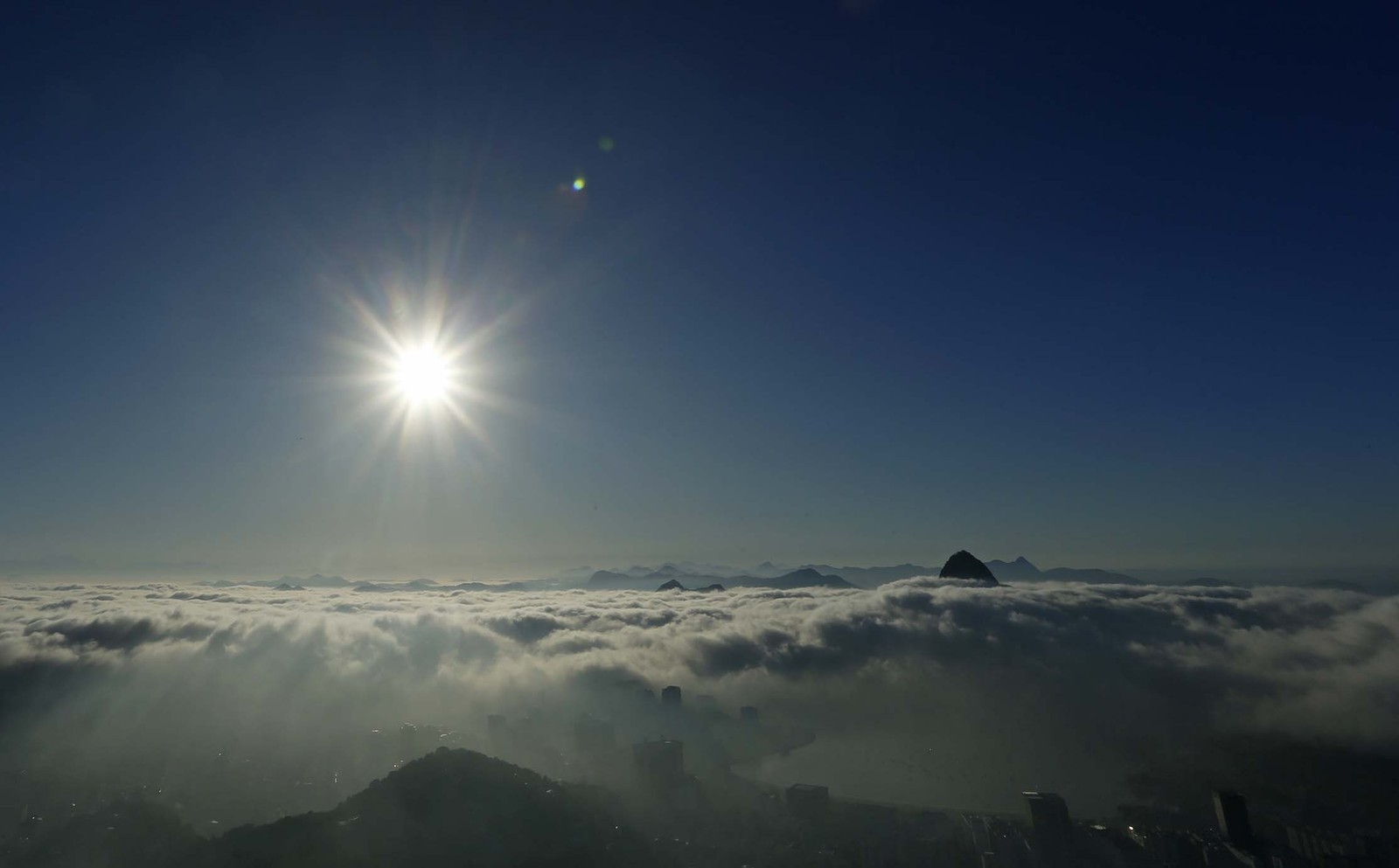 Nevoeiro atinge a manhã do Rio de Janeiro  — Foto: Fabiano Rocha / Agência O Globo