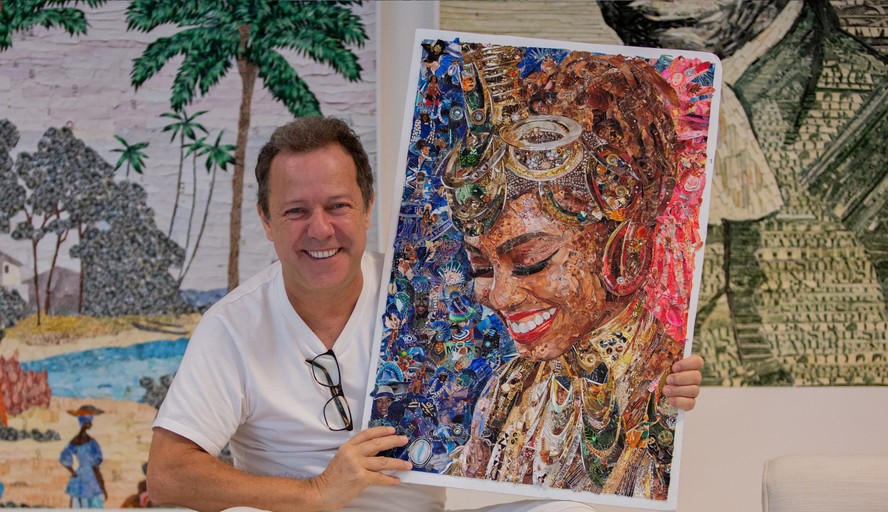 Vik Muniz segura matriz de arte com foto da atriz Dandara Mariana que irá para a capa do livro 'Rio Carnaval'