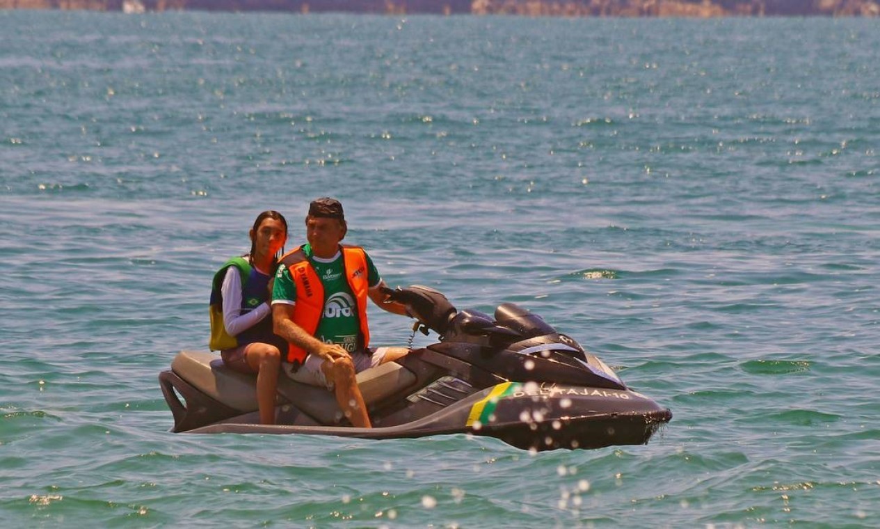 Bolsonaro passeia de jet-ski com sua filha Laura no litoral de Santa Catarina, em dezembro de 2021. O presidente foi alvo de críticas por curtir dias de folga enquanto a tragédia das chuvas deixava mortos e desabrigados na Bahia  — Foto: Dieter Gross / iShoot/Agência O Globo