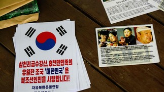 A sua missão é “instruir o público norte-coreano”, algo que levou Pyongyang a rotulá-lo de “escória” e a lançar mais de mil balões cheios de lixo na Coreia do Sul em retaliação — Foto: Anthony Wallace/AFP