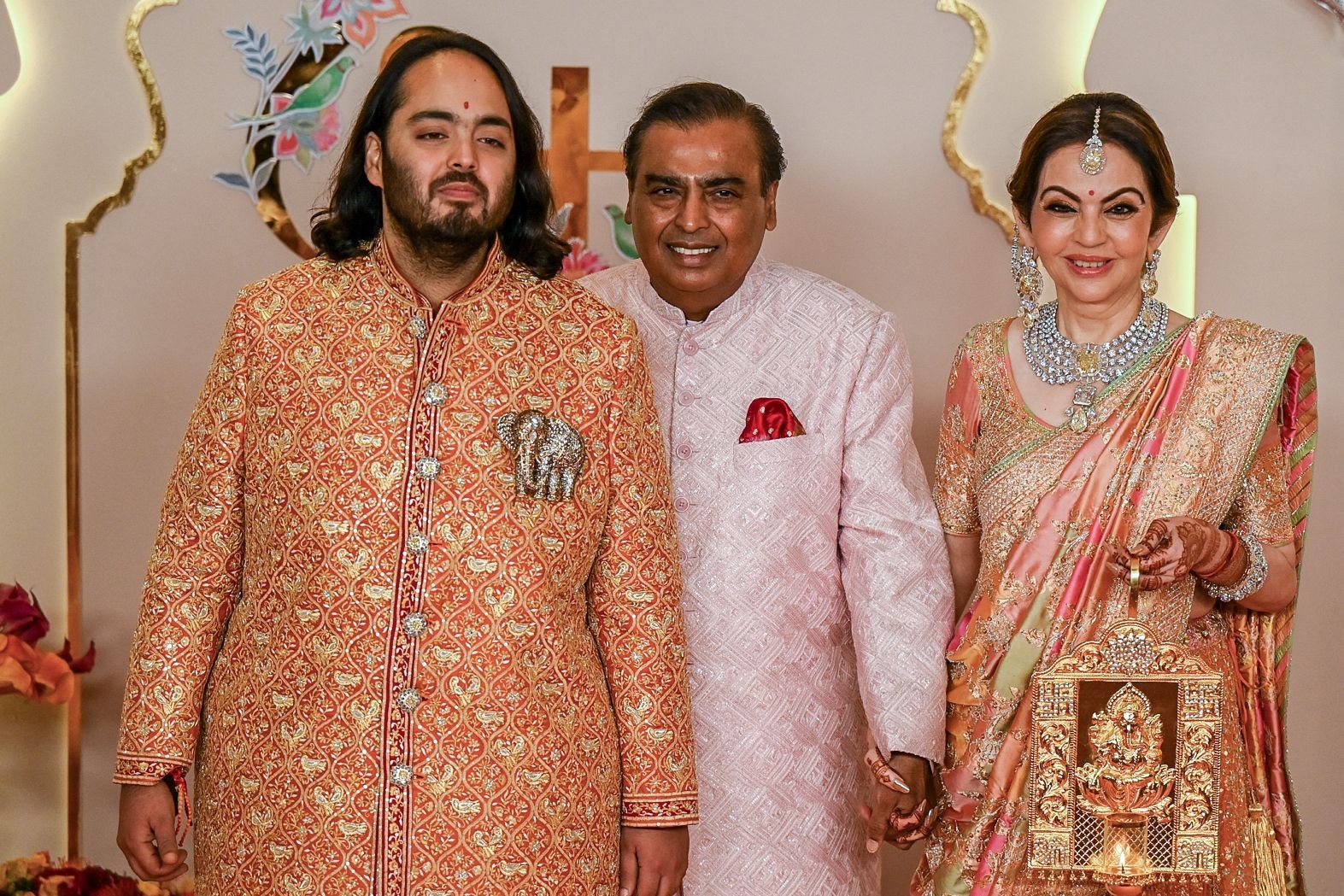 Anant Ambani e os pais, Mukesh e Nita — Foto: Punit PARANJPE / AFP