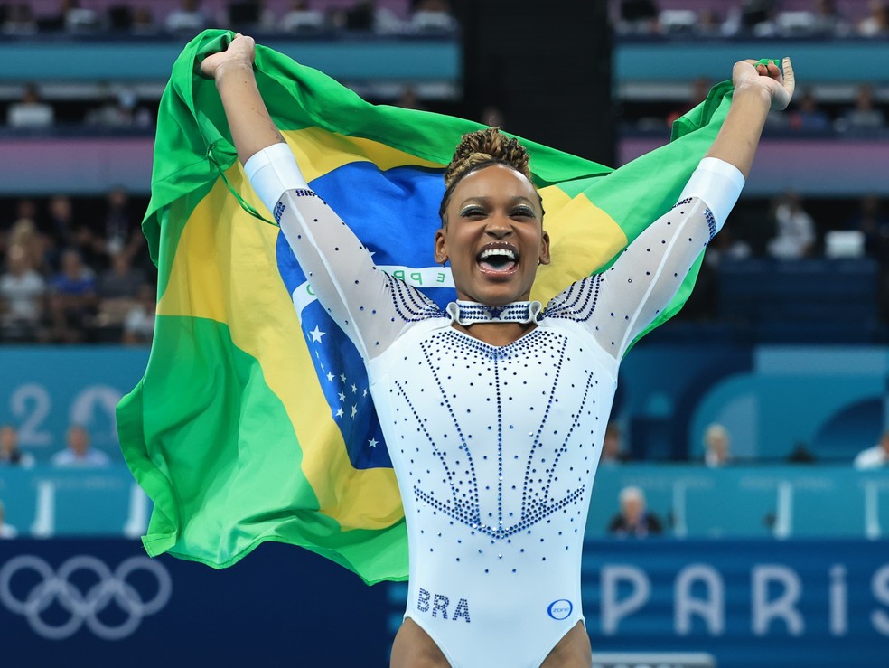 Rebeca Andrade na comemoração da medalha de prata que conquistou no salto — Foto: COB