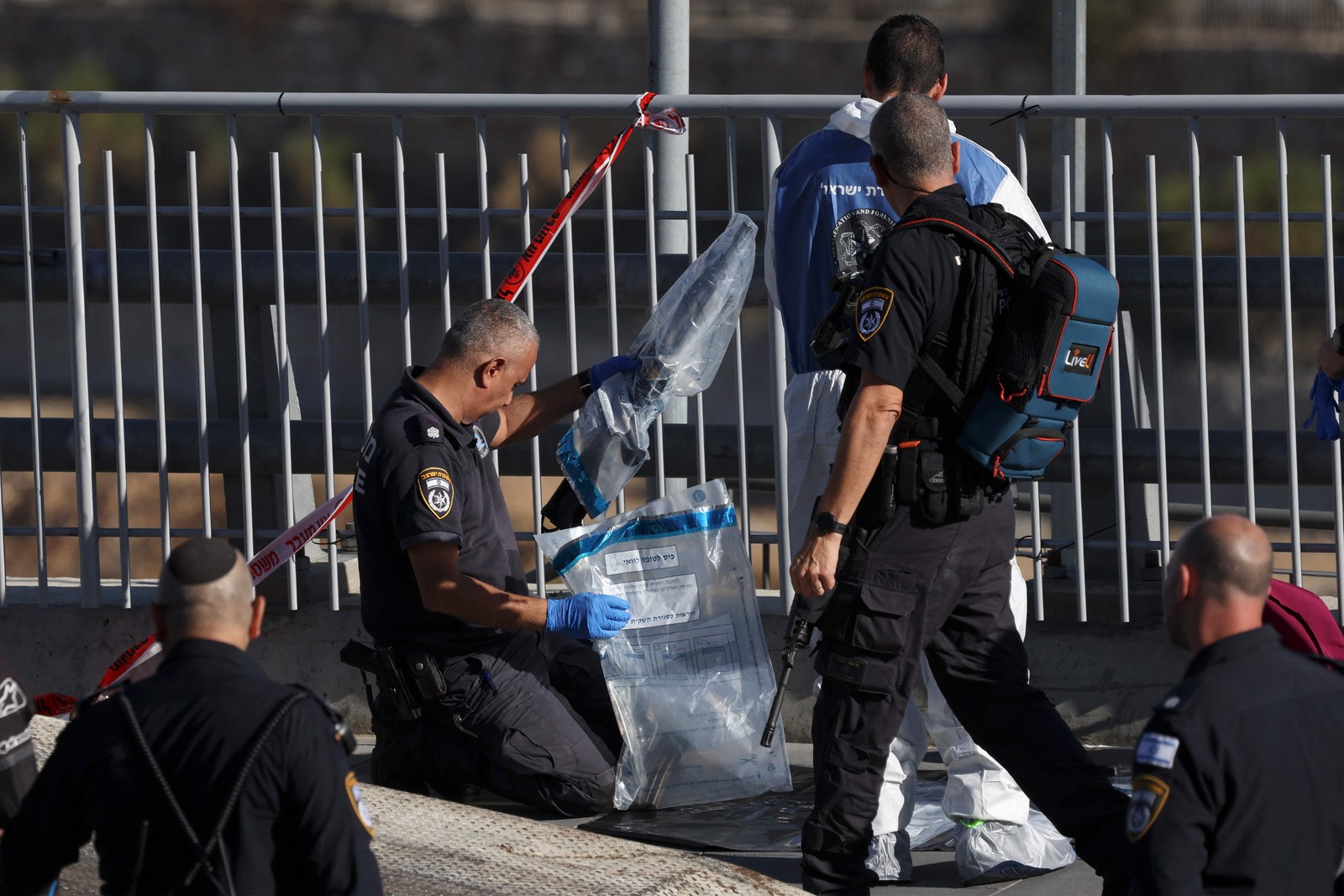 Polícia israelense remove a cena do tiroteio em Jerusalém nesta quinta-feira (30) — Foto: RONALDO SCHEMIDT / AFP