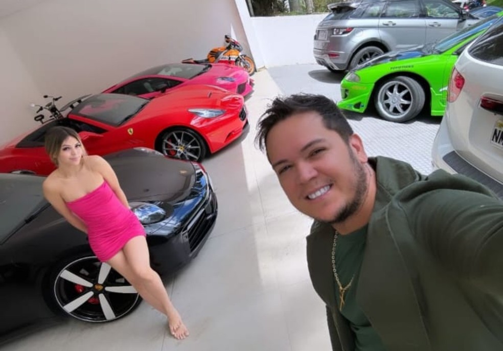 Melody e o pai mostraram garagem recheada de carros de luxo — Foto: Reprodução Instagram