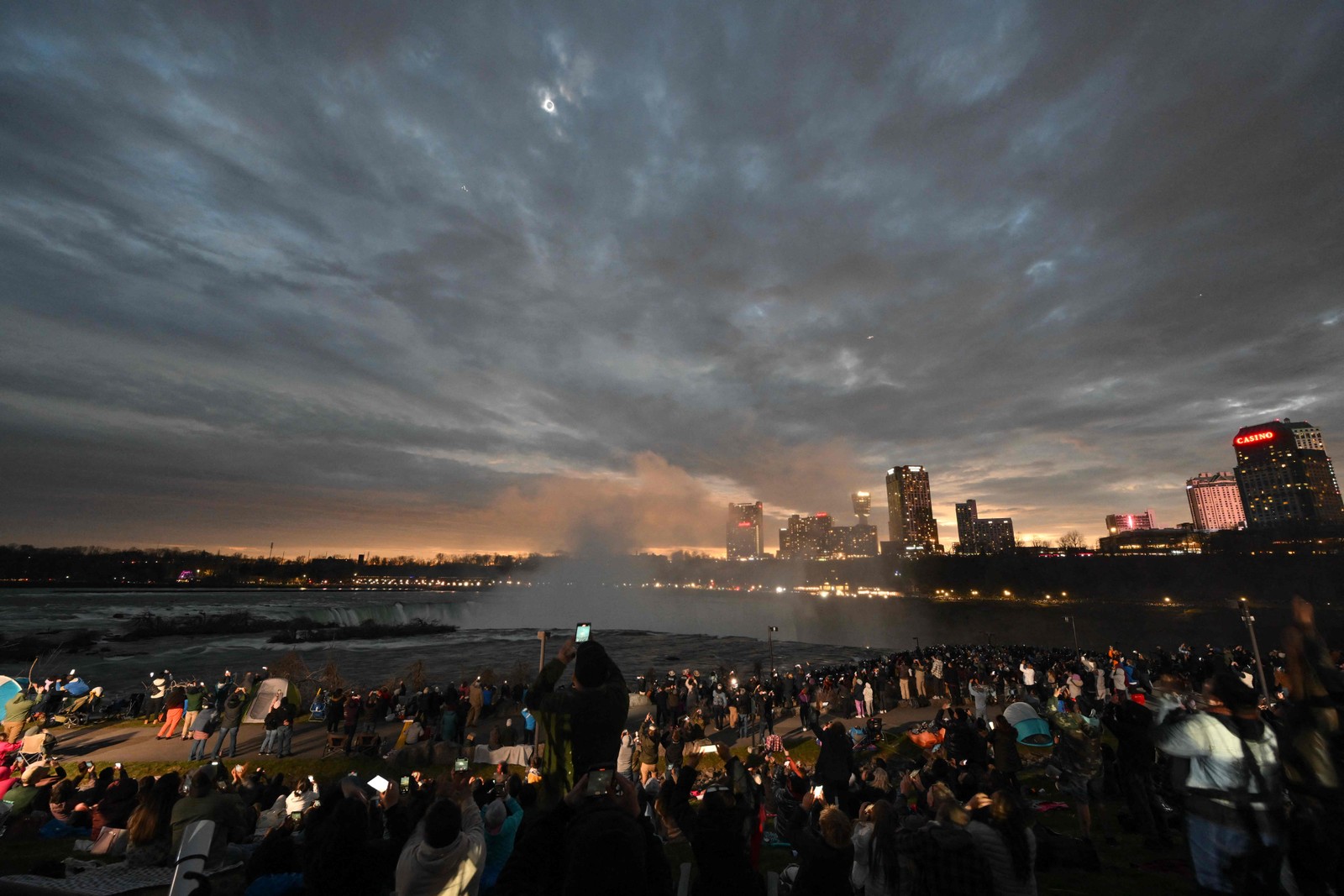 Céu escurece durante o eclipse solar total em Niagara Falls, New York - Foto: ANGELA WEISS / AFP 