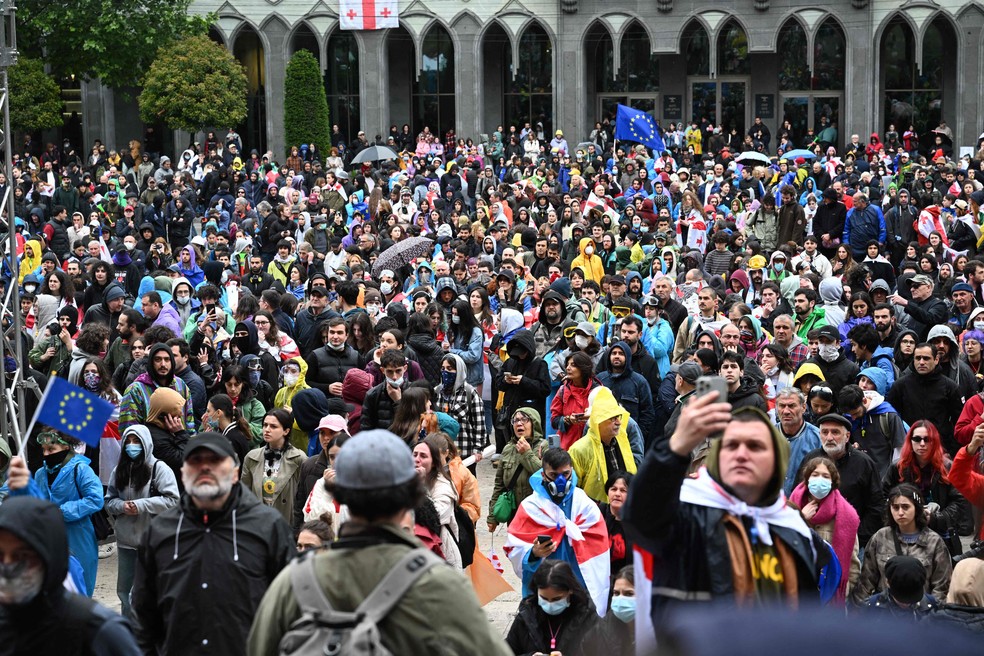 Manifestantes em frente ao Parlamento da Geórgia — Foto: Vano Shlamov/AFP