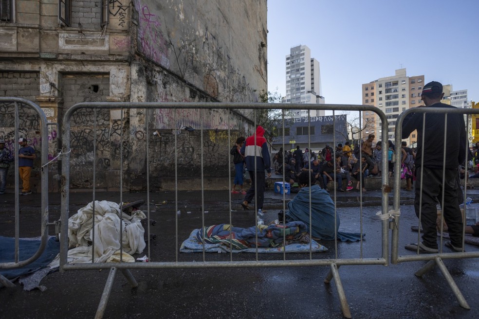 A área cercada que delimitou a Cracolândia na Rua dos Protestantes, em São Paulo — Foto: Maria Isabel Oliveira/ Agência O Globo