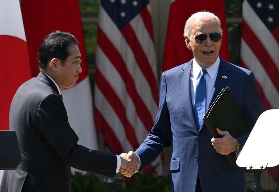 Presidente Joe Biden e o primeiro-ministro japonês Fumio Kishida apertam as mãos após uma conferência de imprensa conjunta no Rose Garden da Casa Branca em Washington