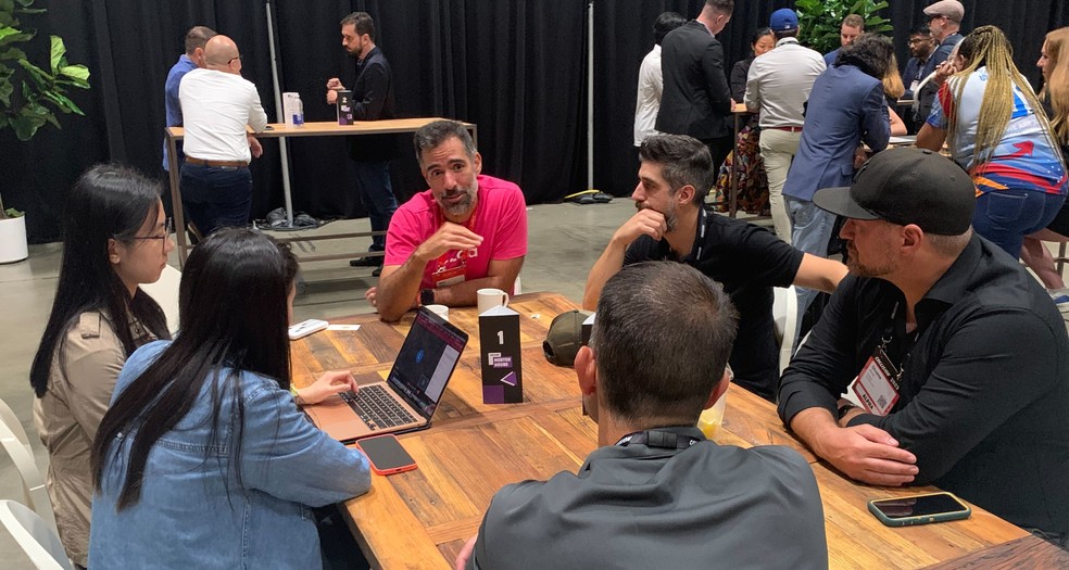 O co-fundador e CEO do banco digital Cora, Igor Senra, de camiseta rosa, que participou do Collision em Toronto, megaevento de novas tecnologias — Foto: Divulgação