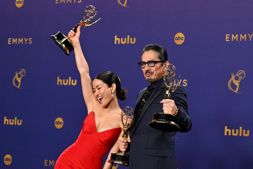 Anna Sawai e Hiroyuki Sanada conquistam o Emmy por 'Xógum'