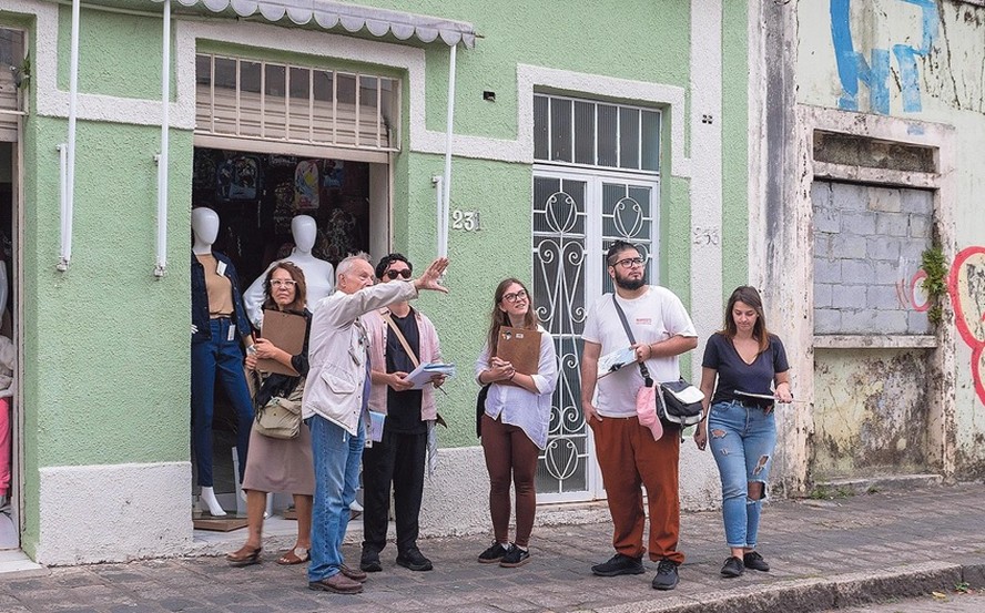 Troca de experiências. Alunos e professores brasileiros e franceses percorrem ruas de Antonina, no Paraná, em projeto na área de arquitetura