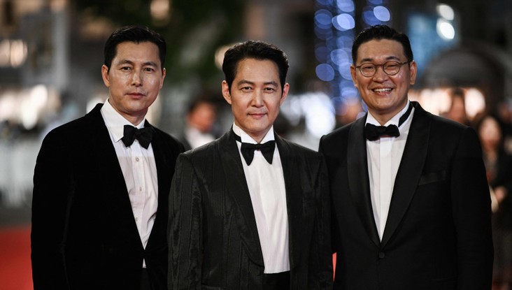 O diretor, ator e produtor sul-coreano Lee Jung-jae (ao centro) e Jung Woo-Sung (à esquerda) e o ator sul-coreano Jung Man-sik (à direita) chegam para a exibição do filme "Hunt" durante a 75ª edição do Festival de Cinema de Cannes, no sul da França, em 19 de maio de 2022