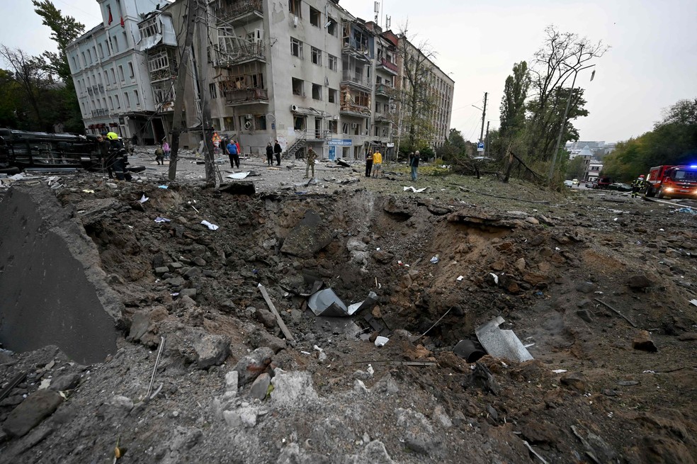 Cratera após um ataque russo no centro da cidade de Kharkiv, no leste da Ucrânia — Foto: Sergey Bobok/AFP