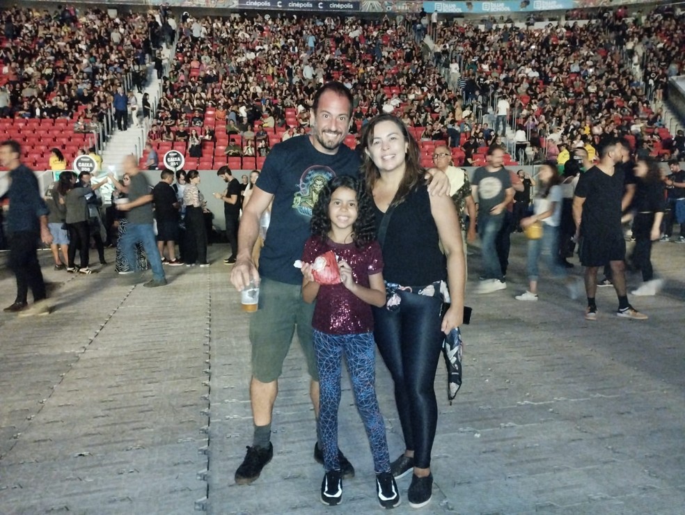 Malu com os pais Juliana e Andrei no show de Paul McCartney em Brasília — Foto: Karolini Bandeira