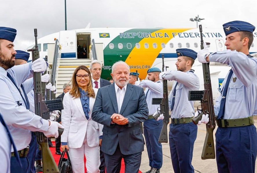 Presidente Luiz Inácio Lula da Silva e primeira-dama, Janja Lula da Silva, desembarcam em Portugal