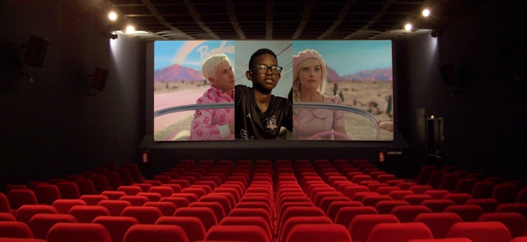 Montagem com Cícero Lucas no filme nacional “Marte um” entre personagens de "Barbie" interpretados por Ryan Gosling e Margot Robbie