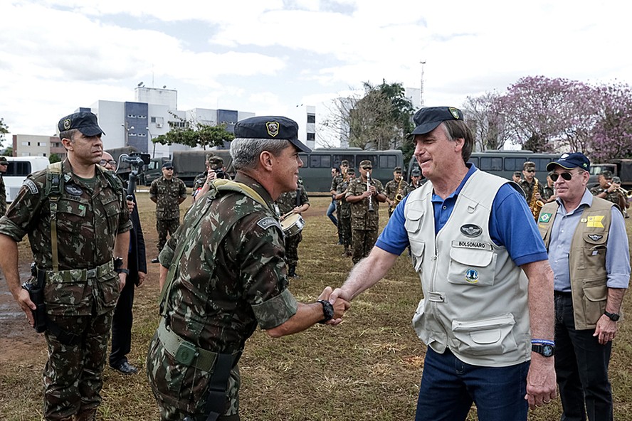 O ex-presidente Bolsonaro com o ex-comandante de Operações Especiais Mário Fernandes