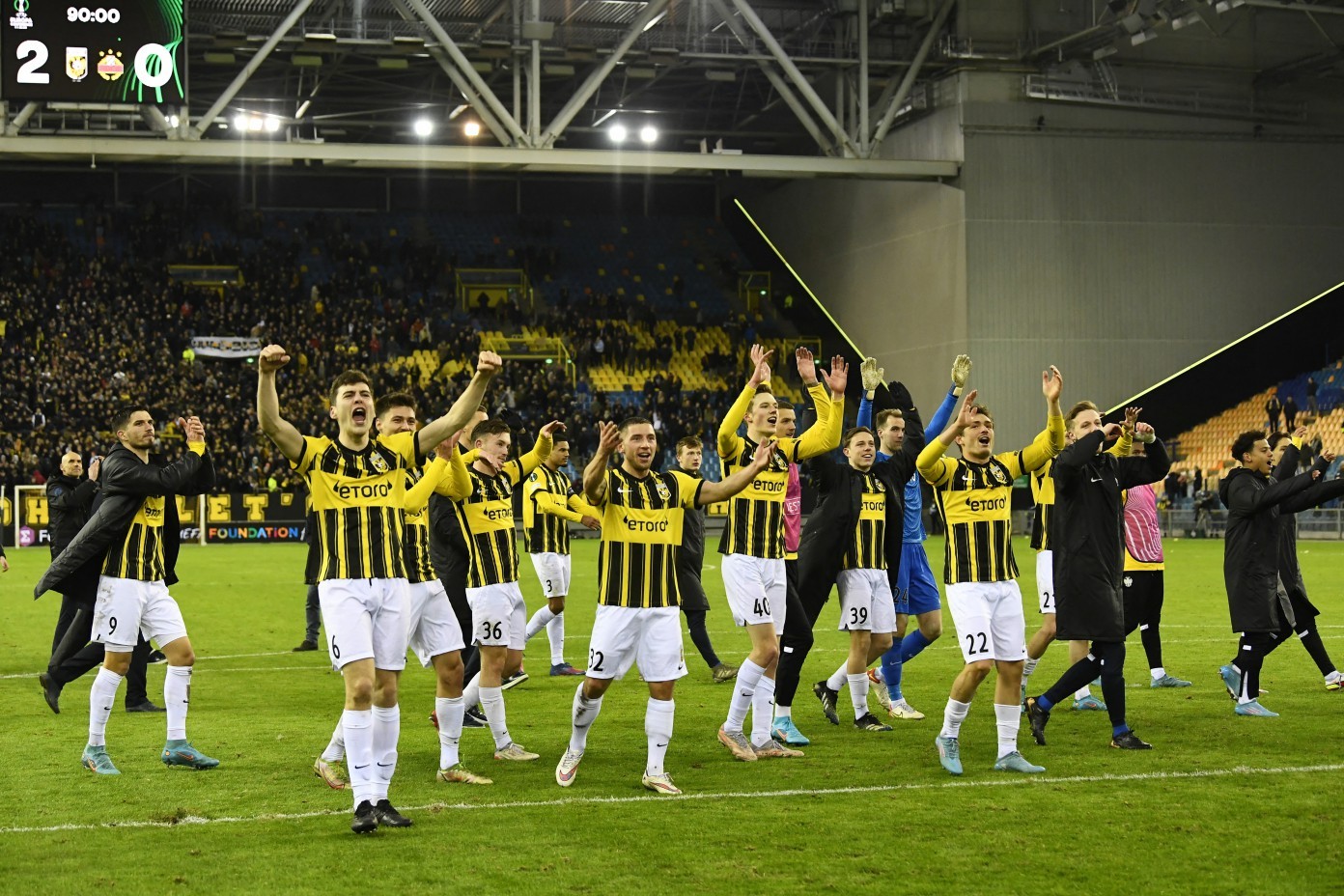 Jogadores do Vitesse, da Holanda, clube que pertence ao russo Valeriy OyfREUTERS