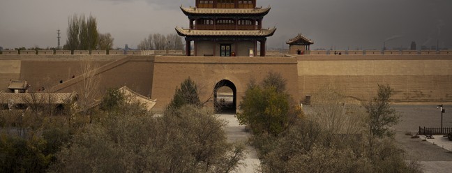 Turistas visitam o Forte Jiayuguan, a âncora histórica da parte mais ocidental da Grande Muralha da China — Foto: Adam Dean/The New York Times