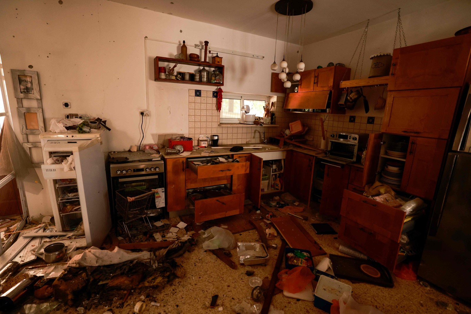 Interior de um edifício destruido no kibutz Nir Oz, ao longo da fronteira com a Faixa de Gaza, após o ataque de 7 de outubro por militantes do Hamas. — Foto: Menahem KAHANA / AFP