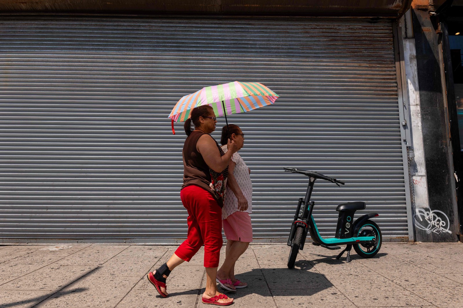 As pessoas tentam se refrescar em Newark, Nova Jersey, enquanto os residentes de Nova Jersey e grande parte do Nordeste experimentam a primeira onda de calor da temporada — Foto: Spencer Platt/Getty Images/AFP