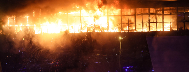 Incêndio consome o centro comercial Crocus City Hall, em Krasnogorsk, nos arredores de Moscou — Foto: AFP