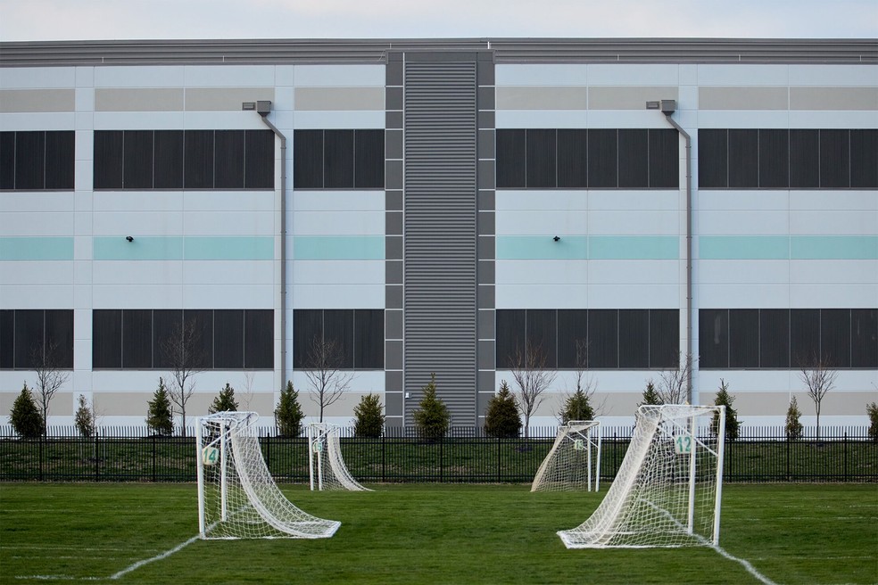 Um data center da Amazon próximo a campos de futebol em Dublin, Ohio — Foto: Brian Kaiser/Bloomberg