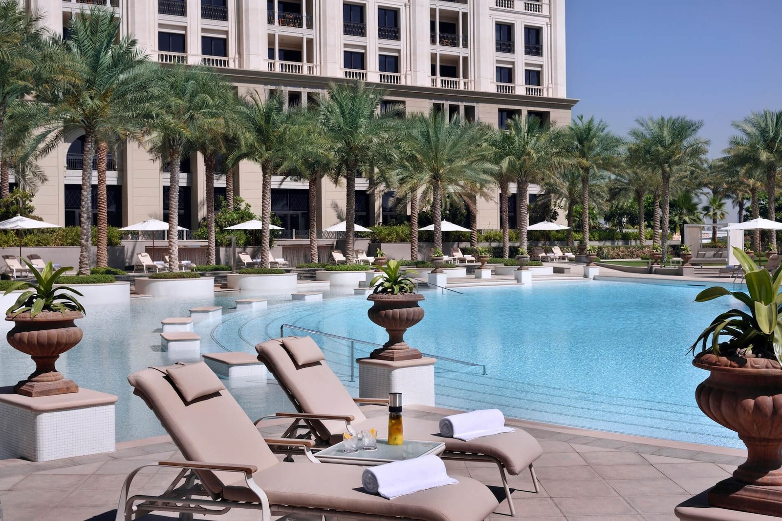 Piscina do Hotel Palazzo Versace, em Dubai — Foto: Reprodução