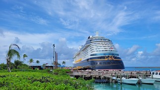 Aqui fotografado em Castaway Cay, a ilha privada da Disney nas Bahamas, o Disney Wish tem capacidade para até quatro mil passageiros — Foto: Eduardo Maia / O Globo