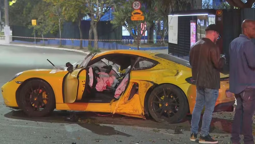 Porsche amarela envolvida atropela motociclista na Avenida Interlagos na madrugada desta segunda-feira