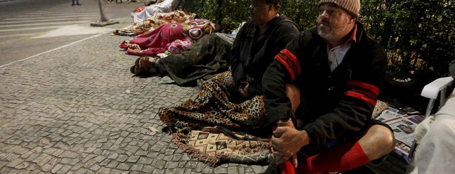 Muitos candidatos ao Auxílio Brasil optaram por acampar na fila do Rio Poupa Tempo de Bangu, na Zona Oeste  — Foto: Fabiano Rocha 