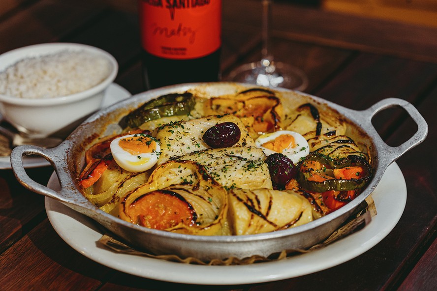 A bacalhoada da Adega Santiago sai a partir de R$ 230 e serve uma pessoa