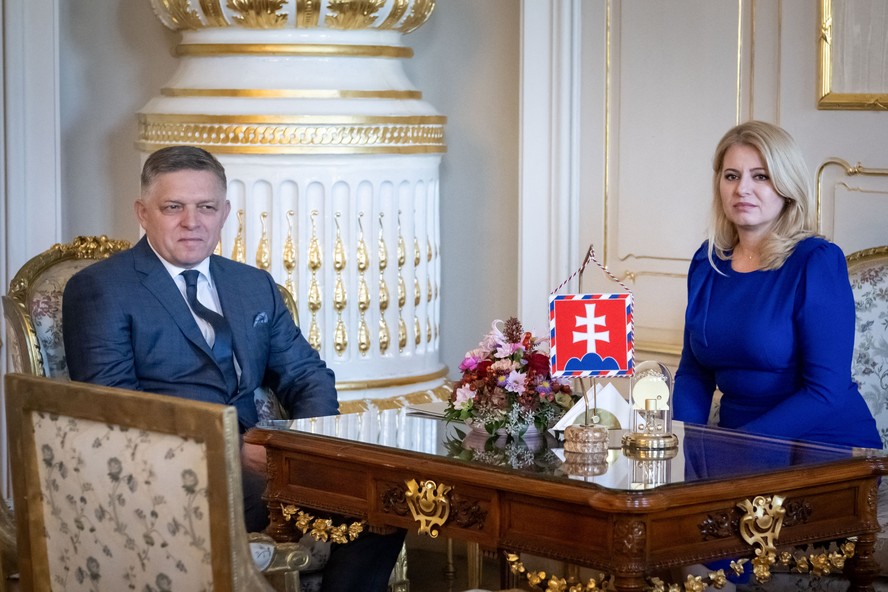 A presidente da Eslováquia Zuzana Caputova e o ex-premier pró-Rússia Roberto Fico, em conversa sobre novo governo eslovaco nesta segunda-feira