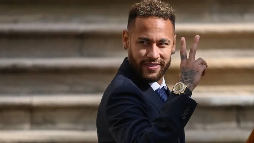 Neymar assina contrato com o Al-Hilal