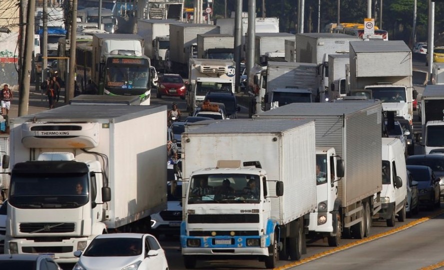 Caminhões seguem proibidos de circular na faixa seletiva da Avenida Brasil