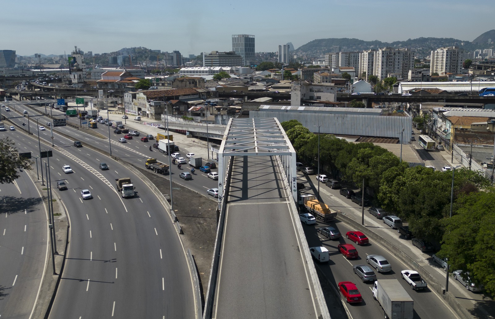 Com Pista Seletiva na Avenida Brasil, o Viaduto da Treliça, no Caju, passa a ser exclusivo para ônibus — Foto: Márcia Foletto / Agência O Globo