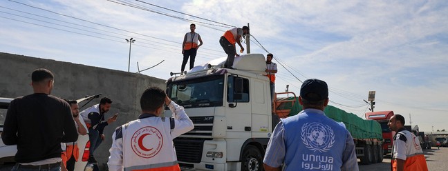 Ajuda humanitária chega na Faixa de Gaza — Foto: Mohammed ABED / AFP