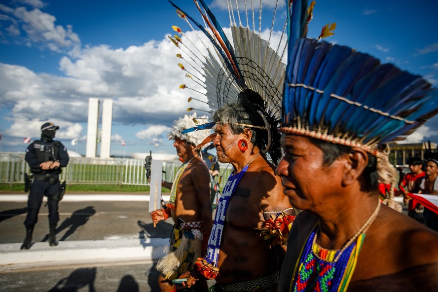 Indígenas protestam contra a lei do marco temporal, em Brasília