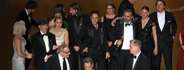 O troféu de melhor filme, principal prêmio da noite, ficou com "Oppenheimer" — Foto: AFP