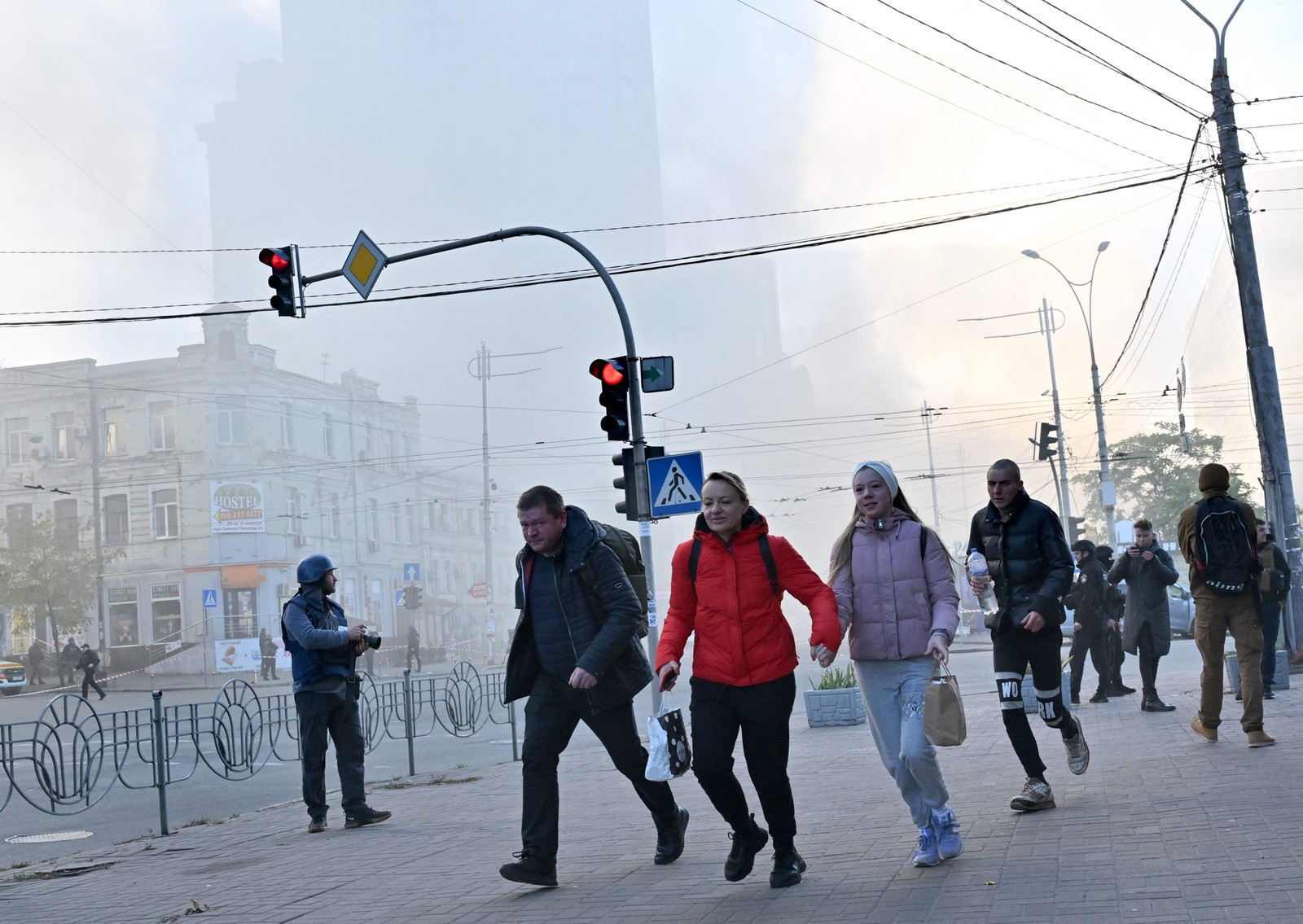 Moradores fogem durante ataque pesado com drones em Kiev — Foto: Sergei SUPINSKY / AFP