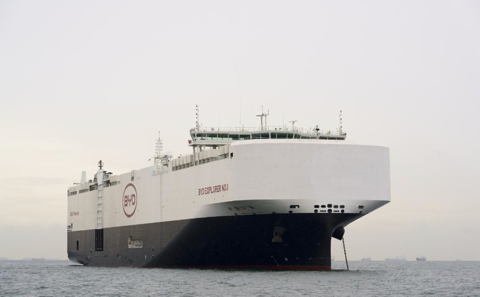 O navio de carga BYD Explorer No.1, carregado com 5.000 veículos elétricos da BYD Automotive, durante uma parada na costa de Cingapura a caminho da Holanda — Foto: Ore Huiying/The New York Times
