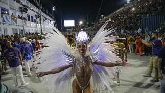 A rainha de bateria da Porto da Pedra, Tati Minerato — Foto: Domingos Peixoto