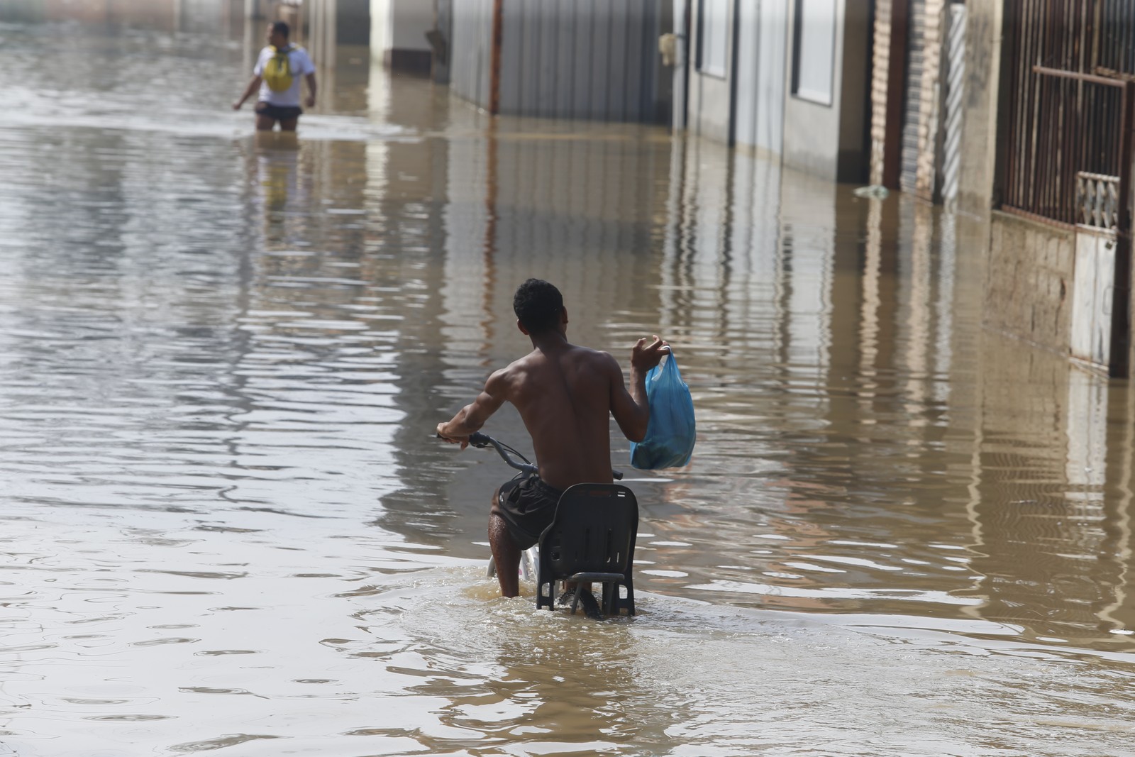 Duque de Caxias tem ruas inundadas mais de 24 horas após temporal — Foto: FABIANO ROCHA