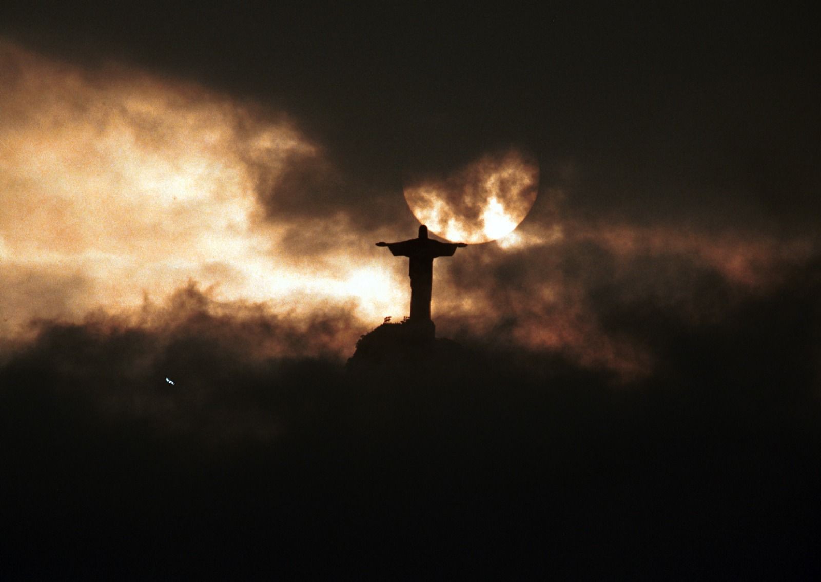 Cristo Redentor  — Foto: Custódio Coimbra, 04-04-2001