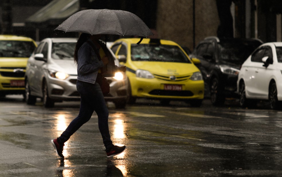 Carioca se prepara com guarda-chuva para sábado chuvoso — Foto: Gabriel de Paiva