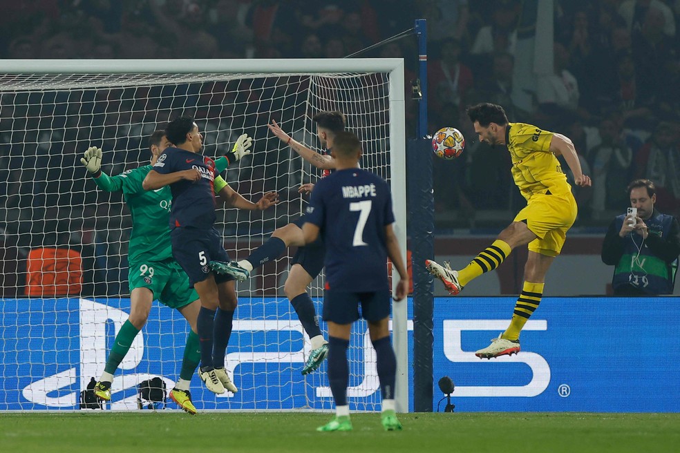 Hummels marcou o gol da vitória do Borussia Dortmund na semifinal — Foto: ODD ANDERSEN/AFP